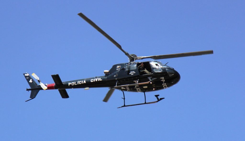 Helicóptero de cor preta, escrito Polícia Civil. concurso da polícia civil