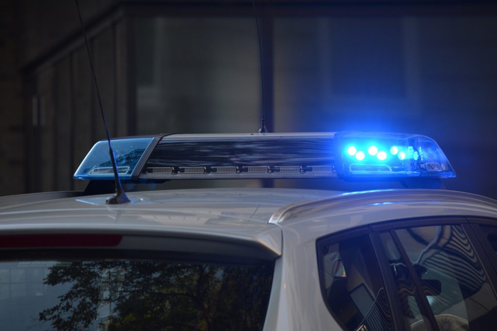 Veículo policial com sirene, na cor azul, acesa: concurso público: concurso público