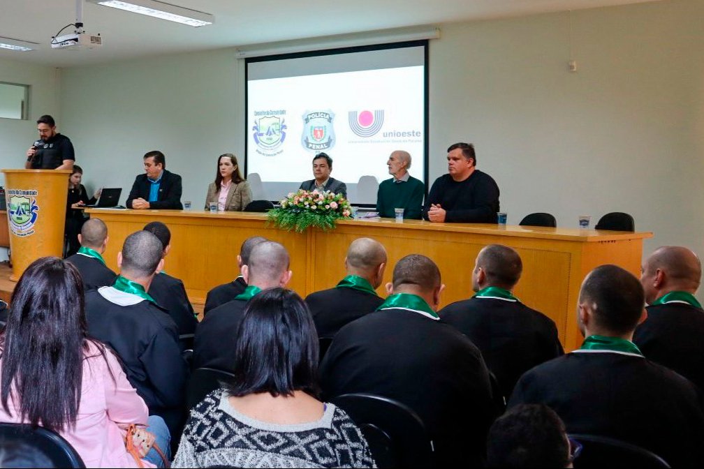 Custodiados da Polícia Penal recebem certificado de conclusão de curso de salgados em Cascavel